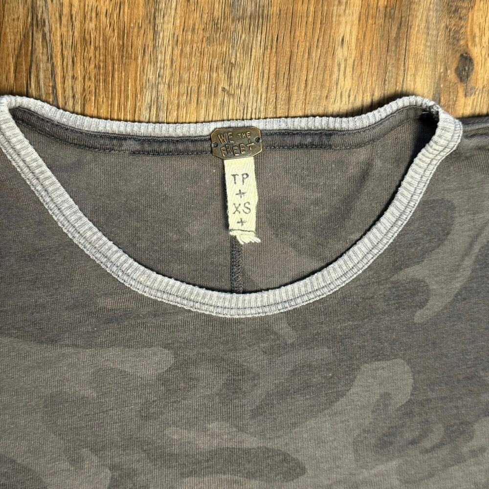 Free People We the Free XS distressed soft gray camo t shirt split hem - Picture 6 of 12